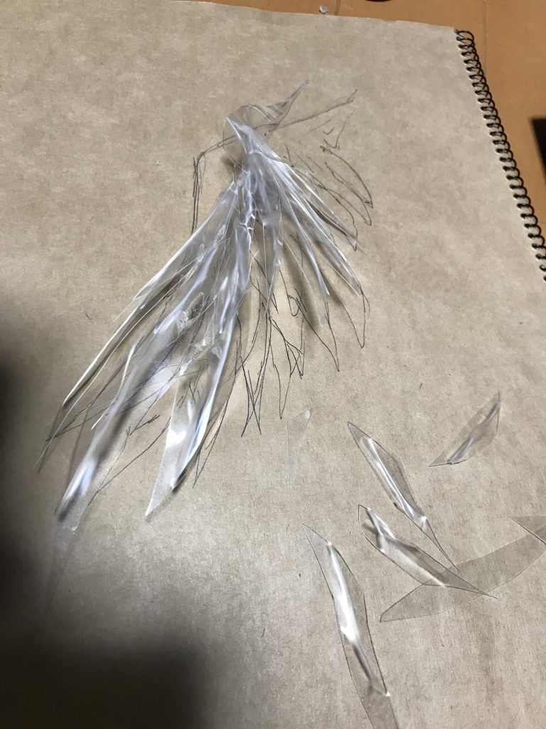 今回のエフェクトは熱加工だけではなく一枚一枚貼り重ねて翼にしています
その為ある程度狙った形状に整形してます