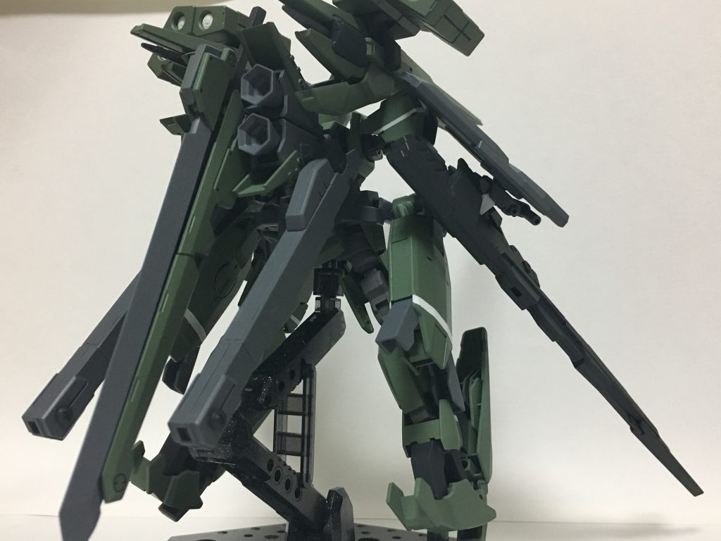 おまけの決戦仕様
ついにオリジナリティを出したくなった技術者が今あるものと自分の持てる技術を全て詰め込んだ装備。
正面への圧力と突進力に優れる。
パイロットには重すぎると不評だった。