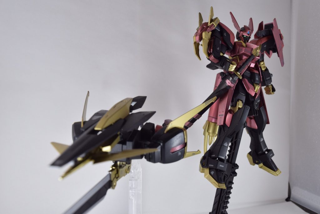 バックパックとシールドが分離、合体し支援機もなります。