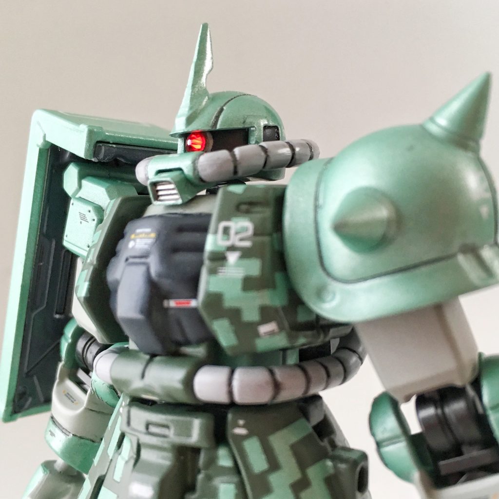 バストアップ。ダイソーのスワロフスキーがいい感じで光を拾ってくれます。今作で使用したライトシャム(赤)のほかに、ピンクっぽいライトローズもあるので、本体カラーなどに応じて使い分けも可能です。