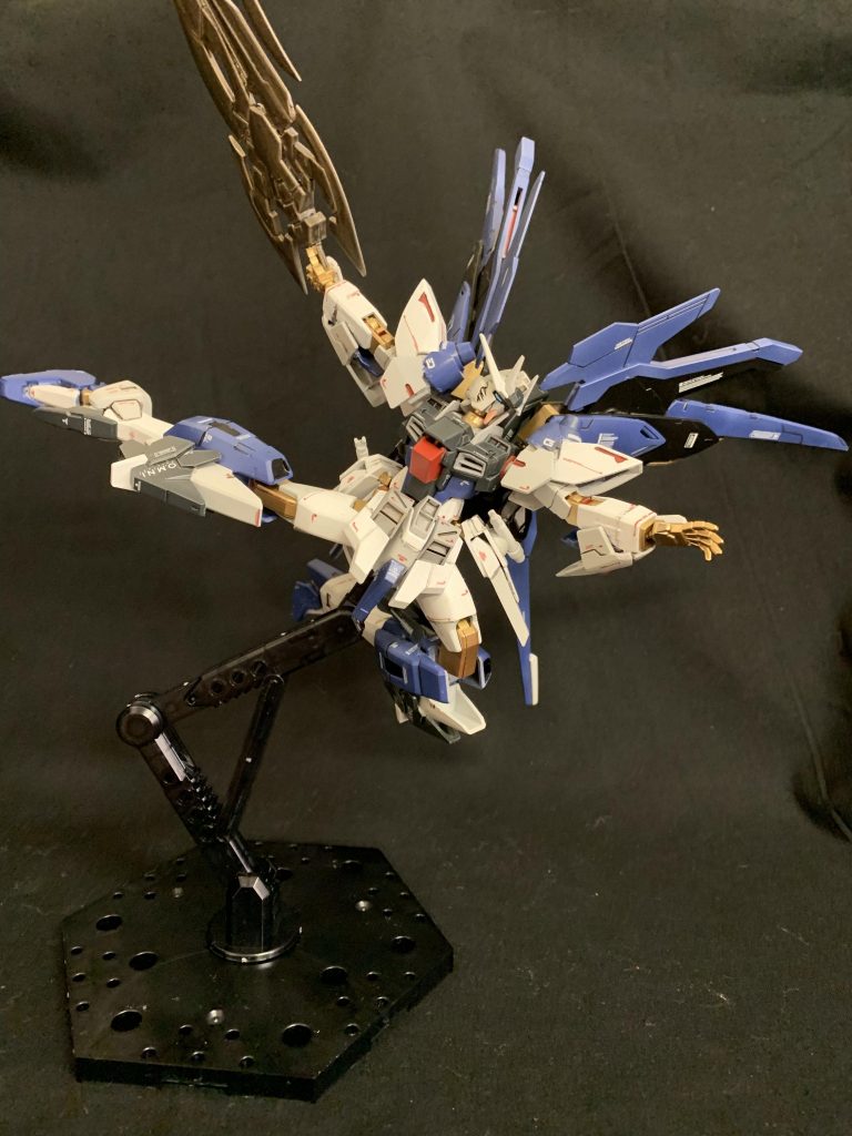 上空から悪魔のような速さで敵機に襲いかかるヴァルクガンダムレイザー!
個人的にはこの角度が一番好きですね!細身なだけに足を大きく動かすと写真映えします(●︎´▽︎`●︎)
関節を金にしたのは、グレーでは単調になるというのもあるのですが、アカツキのビームコーティングが施されてるという設定を思いついたからなのですw関節を狙い撃ちしても効果がないみたいなw
あと、普通よストフリがフリーダムのマルチロックオンを受け継いだのに対して、もしストフリが近接に特化した進化をしていたら?という妄想も爆発させて作ったのがこのヴァルクガンダムレイザーです(●︎´▽︎`●︎)