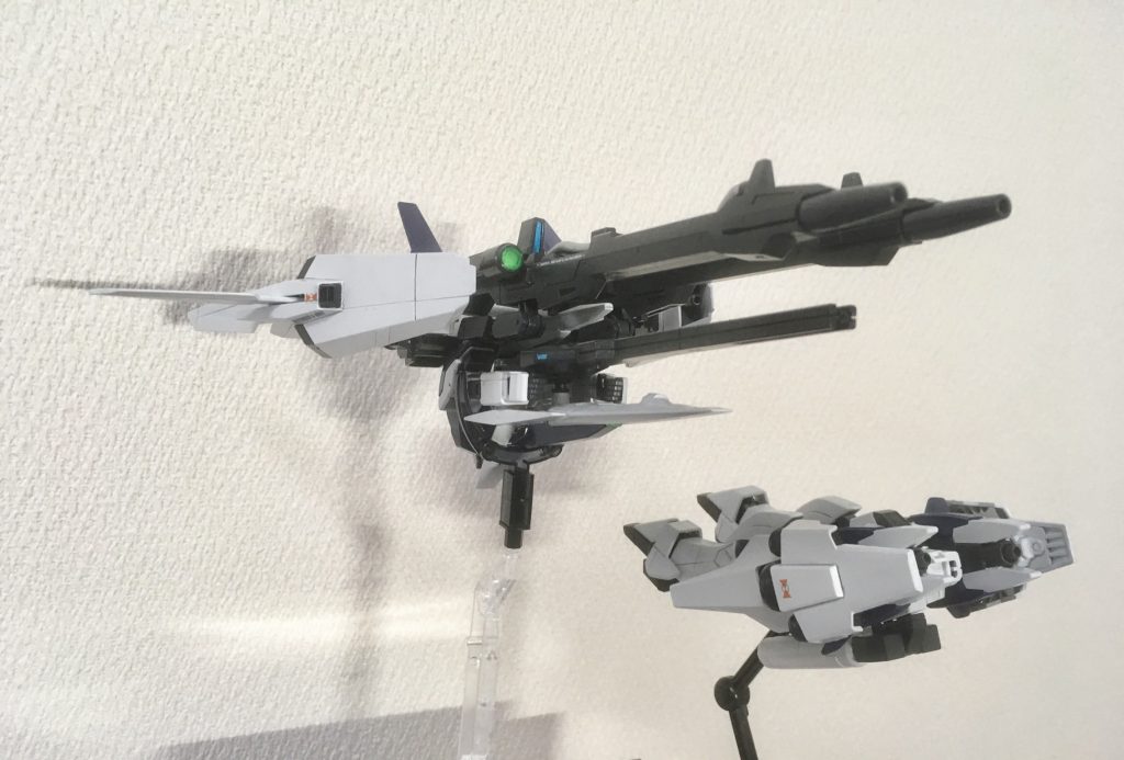 本拠地からのデュートリオンビーム受信圏外となる広大な戦場を高速で迎撃に駆け回り高出力のビーム兵器を際限無く撃つため、開発当初からの懸案事項であったエネルギー補給が問題となっていたが、リアアーマーにパワーエクステンダー2基を装備することで一応の問題解決を図っている。更にフルチャージのパワーエクステンダーを装着したレッグフライヤーを時間差で出撃させ、本体の航跡を追わせて随時エネルギー補給出来るように運用している。