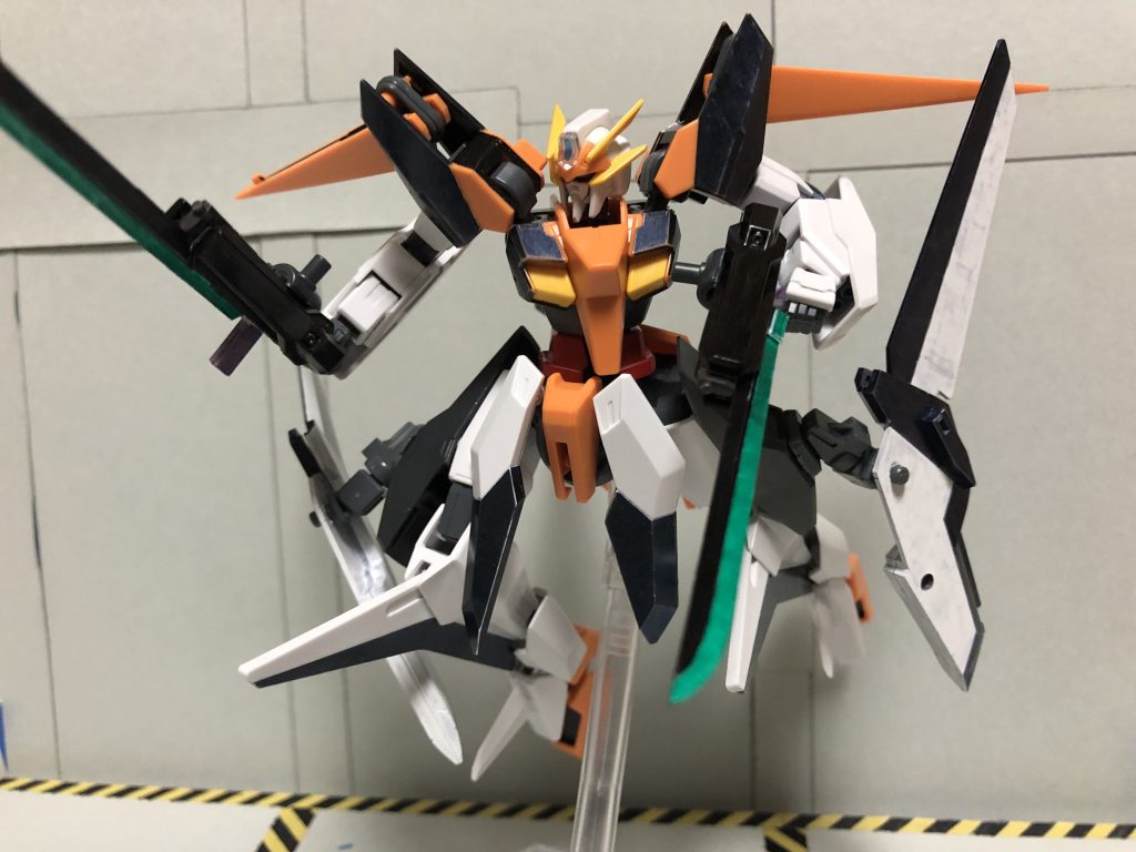 メイン武装はオリジナルの銃剣「GNガンスラッシュ」です。持ち替えるだけでモードチェンジができ、ウイングに懸架することも出来ます。元のアリオスのサブマシンガンとビームサーベルも一応使えます。