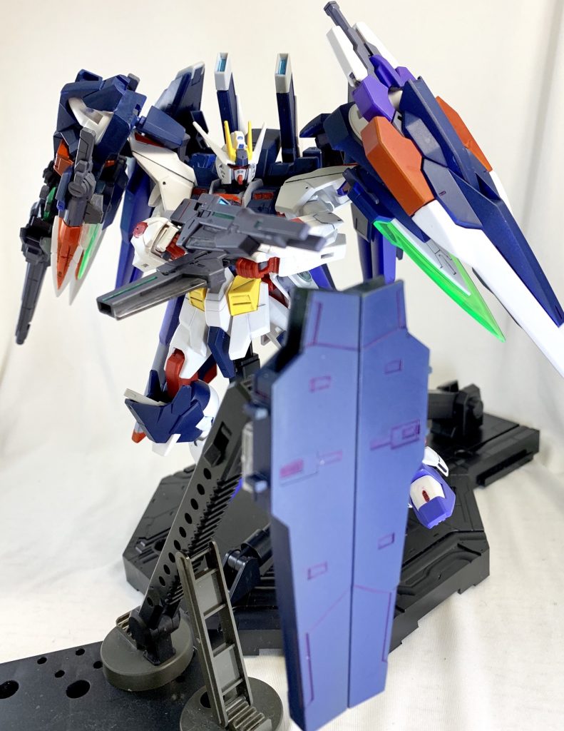 長距離相手にはサバーニャから持ち込まれ!電磁式レールガン部IIマウントされたホルスタービットとそこから取り出せるGNピストルビット・じゃライフルビットIIで対応。ビットして使うのは技量が足りないので、ホルスタービットをシールド展開するのがやっとかも。