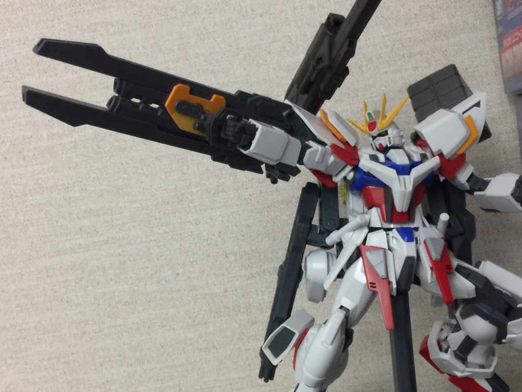 可変式大型ビームライフル
形状を変えることでビームの性質や威力を変えることができる。
ビームを固定してサーベルとしても運用可能。

ブリッツの[トリケロス]やF91の[ヴェスバー]をモチーフにしています