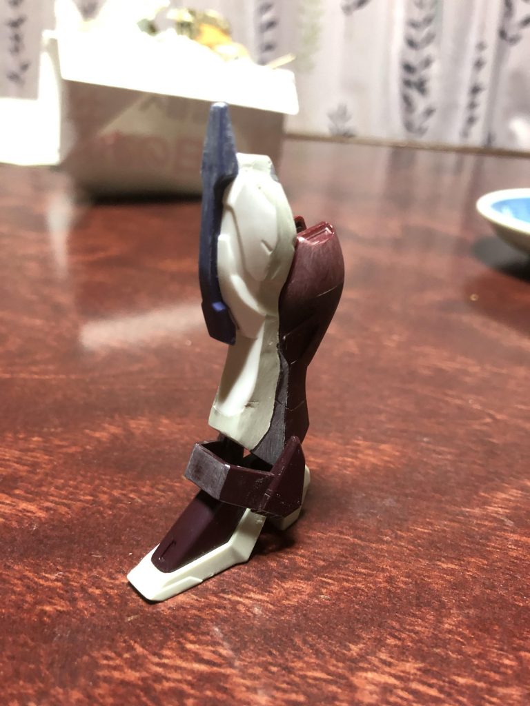 セメダインを使って固定したのち、パテを使用して全体的に合わせて厚みのある脚に仕上げました(๑・̑◡・̑๑)