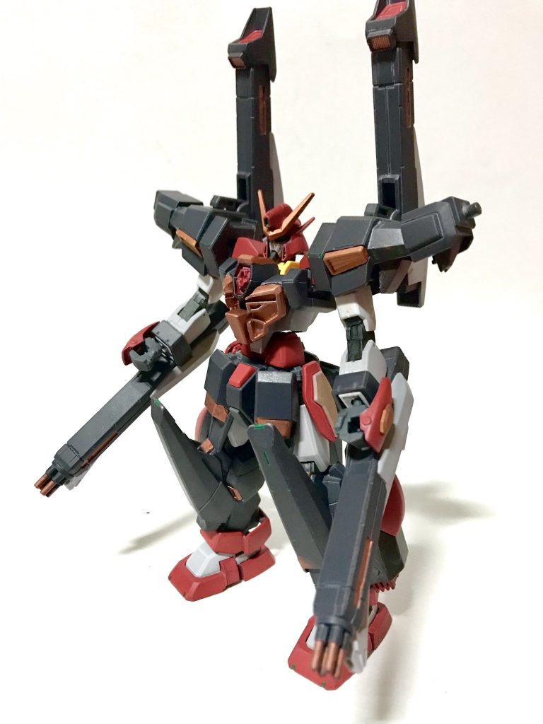 バックパックと肩部シールドを外した軽装形態。
腕部90mm混合ガトリング
ブルーフレームのタクティカルアームズの用に、ビームと実弾を使い分けて撃てる便利な浪漫武器！