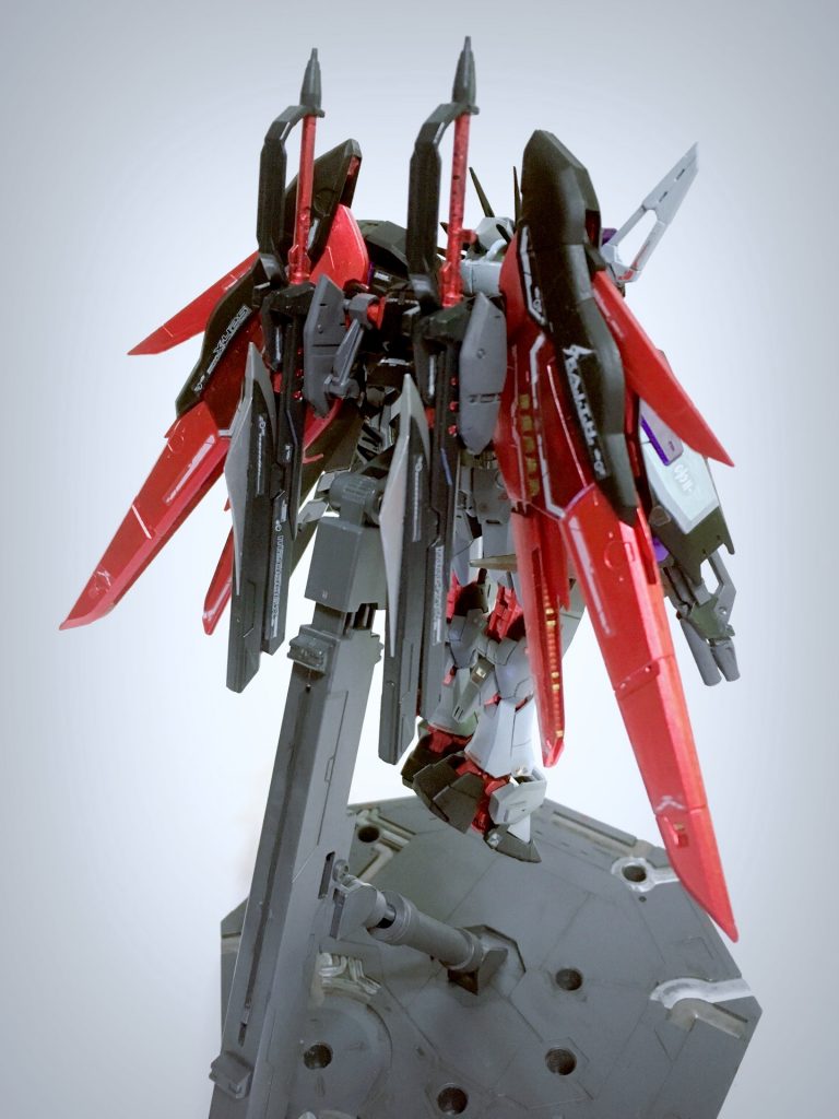 前・後ショット。新しく装備されたDエクステンション以外、目新しいところは少ないです。頭部アンテナと、装備くらい。RGの塗装は定着が悪く苦労した点です。フレームや翼などの赤はメタリックレッド、グレー部は半光沢のグレー3種にマットブラックでそれぞれに質感の違いを意識してます。また、グレー部はレッドでスミ入れしてます。