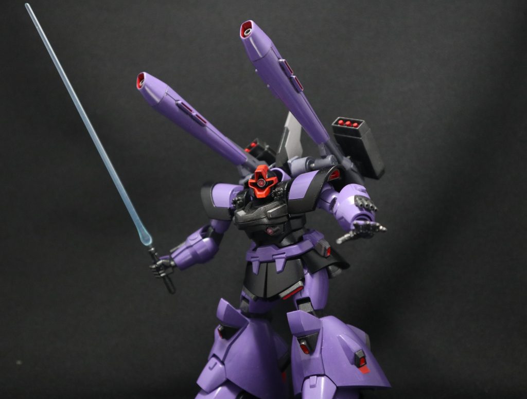 ビームサーベルを構えて