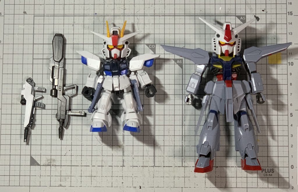 加工前の状態です。
HGプロヴィデンスガンダムとSDCSガンダムの頭部、クロスシルエットフレームを使用して制作しました。
プロヴィデンスのすね、前腕、肩、腰、フロントアーマー、腰回りのドラグーンなどを切り詰めて短縮しています。
頭部はガンダムの頭にエポパテを盛って、プロヴィデンスぽくなるように…。