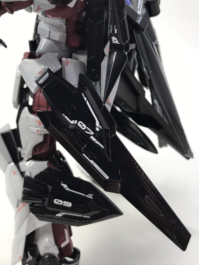 ブレイドドラグーン06,07
腰の両サイドに搭載した中型のブレイドドラグーン。サイドアーマーの一面もあるので少し幅広。

ブレイドドラグーン08,09
両ひざ関節に搭載した小型のブレイドドラグーン。ブレイドドラグーン中で最もスピードが速い。ネオジム磁石で固定していますが作りが甘くポロポロ取れます泣

どちらもビルダーズパーツのバインダーガンを使用しています。