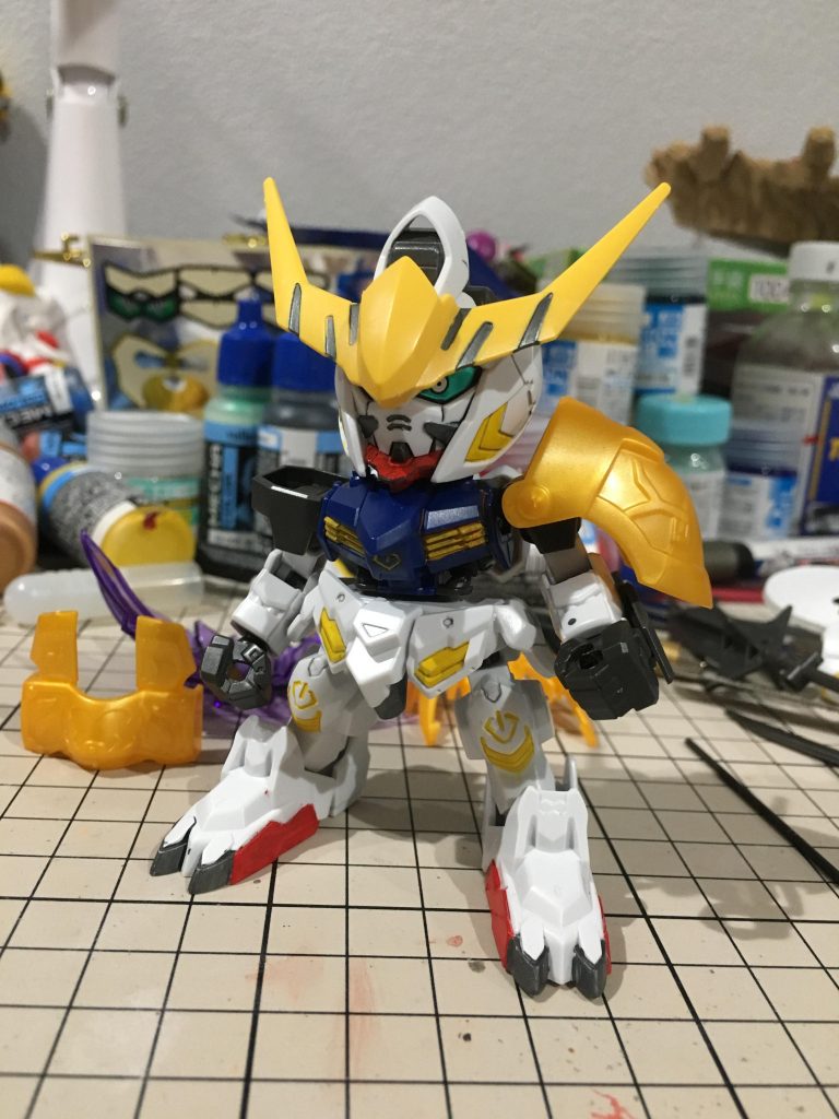 第1形態の肩に切り込みを入れて肩パーツはめ込んだ最初の作業。この後割れましたorz