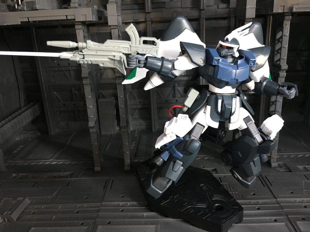 武装は重艦刀とソレを着剣可能な重突撃銃、そしてウイングバインダーにパルデュスを必要に応じて装備可能である。重突撃銃の着剣装置は専用の弾薬の入手に不安がある為ハイマニューバ用突撃銃から無理矢理移植されている。