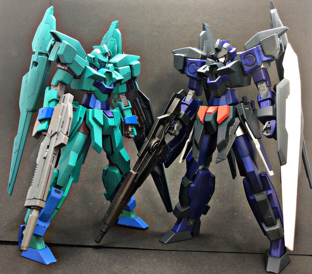 一般機(左)と指揮官機(右)
基本的な設計は同じだが、フロントアーマー、ショルダーアーマー、サイドアーマーに違いが見られる