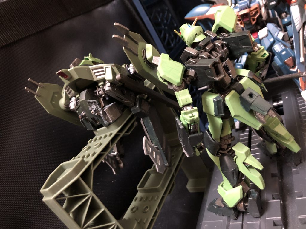 oyz「じゃあ、機体解説だ。フォビドゥンはブリッツガンダムと同系のX200番台フレームを採用した特殊戦闘用MSで、元となったブリッツと同じく特殊戦闘と敵地への電撃侵攻を得意とする。実弾を無効化する新型PS装甲“トランスフェイズ装甲”を採用したことによる電力の余裕を生かし、敵のビーム攻撃を曲げて無効化してしまう偏向装甲“ゲシュマイディッヒ・パンツァー”を装備している為、無敵ともいえる防御力を持つ。 」
シャニ「はァ？知ってるよ！」
oyz「コレが背面だ。特徴的なバックパックは元々がアッサリしすぎだったので、ジャンクパーツをいくつか追加してある。」
シャニ「下になんか付いてるけど？」
oyz「コレは追加アームだ。今回のフォビドゥンはMA形態になるが、主にその際に使用する。」
シャニ「へえ。面白そうじゃん。」