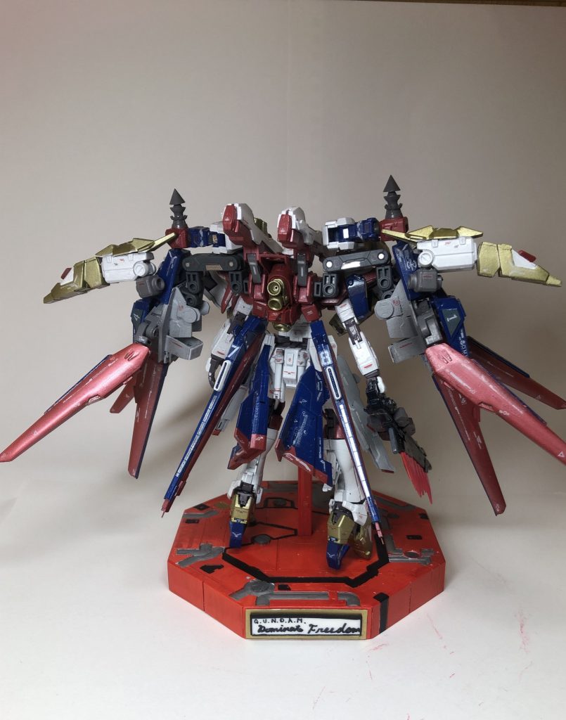 ## エンペラースタイル
*「これが、支配者（ドミネイト）たる所以！」*
防御特化形態。
上下に居座る司令塔としての役割を主とし、ブレイズドラグーンによる支援を行う。
近接してきた敵機に対してはブラスター形態のビームライフルを用いて斬り落とす。
また、アルミューレ・リュミエールはこの形態においては全方位への防御に適している。
この形態では常に浮遊しているが、これは単なるファイターの趣味であり、何のことはなく自立できる。