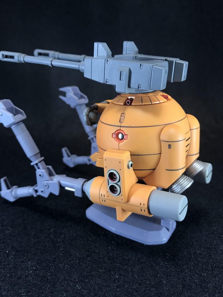 本体のオレンジ色はプラの成型色です。

サイドのバーニア、中央のワイヤー部、頭部武装下の小バーニア、ヘッドライトのバンパー部を部分塗装しています。