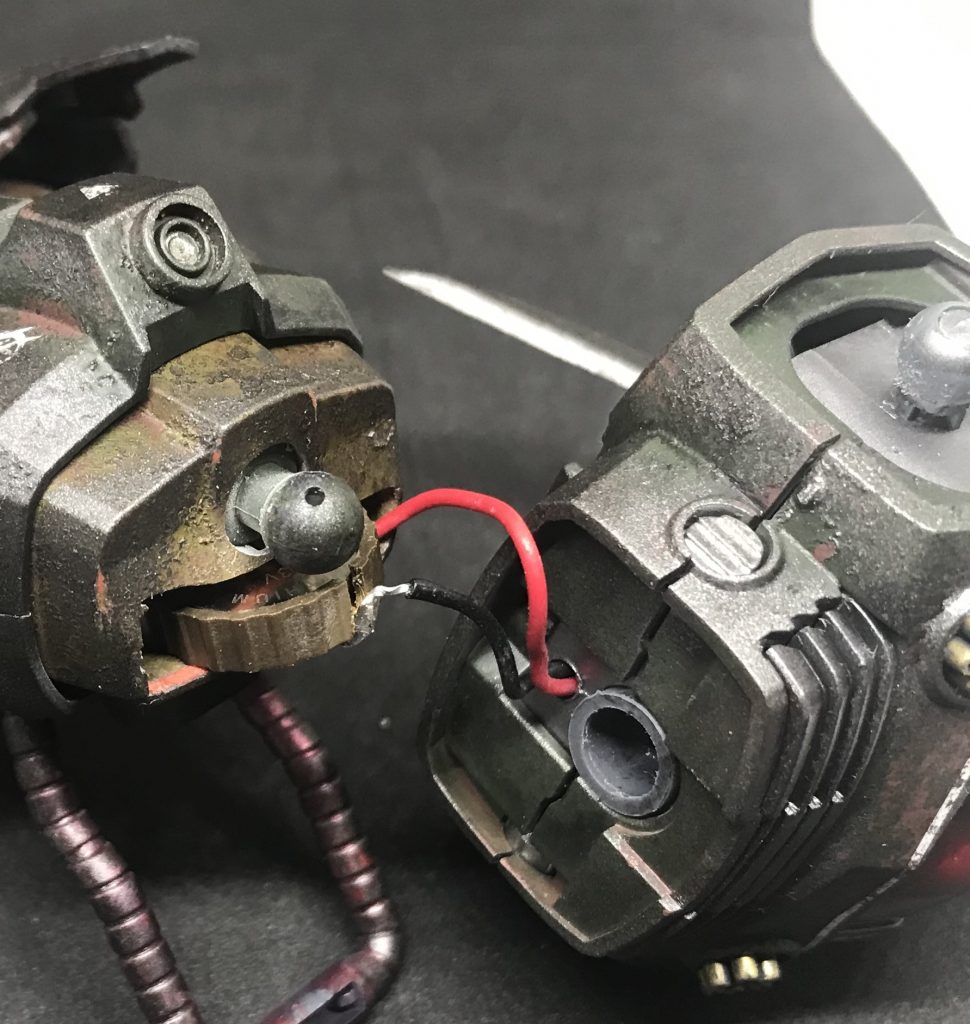 電池ボックスは腰部に内蔵、元々腰の可動ができないキットなので余裕がありました。