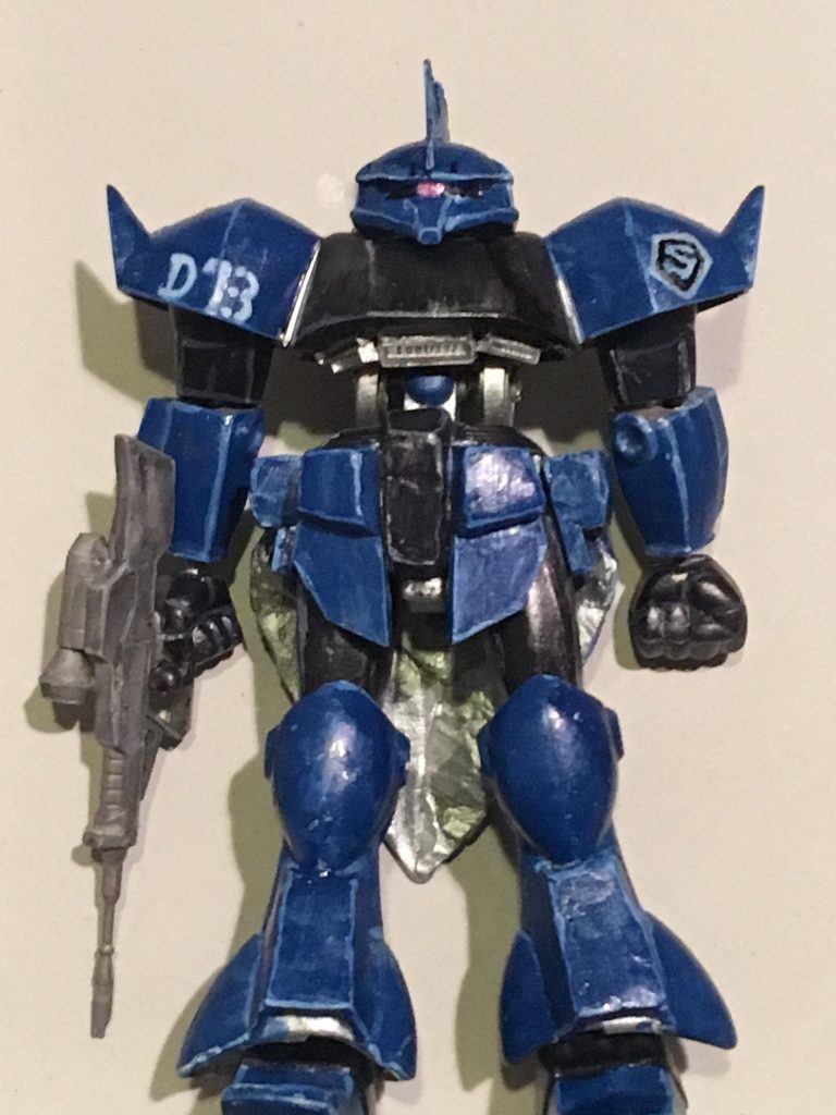 正面から。
剥き出しの胴体とガルバルディに近い下半身が特徴です。