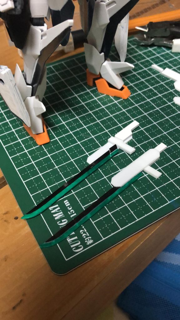 GNガンスラッシュも外側のディテール決めに大分時間がかかりました。プラ板のまま塗装して完成、となるとシンプルすぎてつまらないので他のガンプラのパーツを接着しようと思いました。