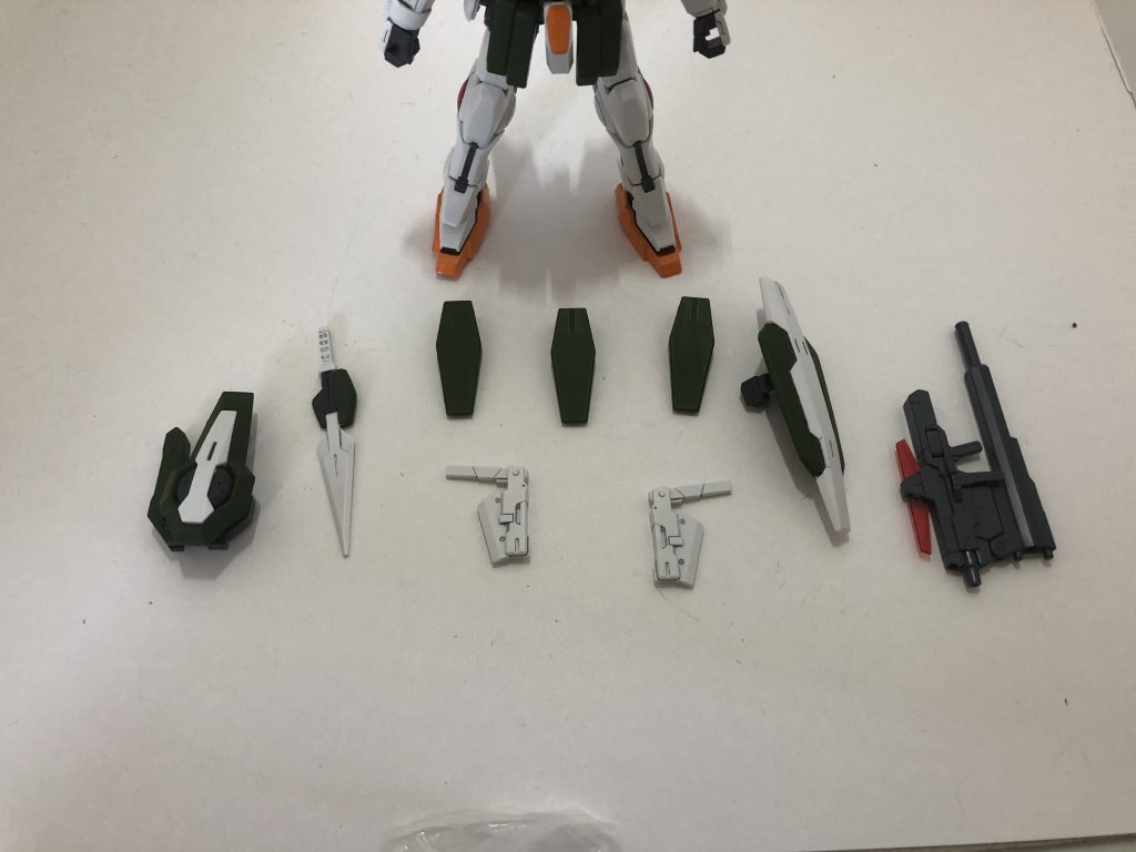 武装
左から、
GNビームライフル…GNソードから刀身を廃し、射撃に特化させた物
GNブレイド、シールドビット三基、GNビームピストル、シールド、GNスナイパーライフル