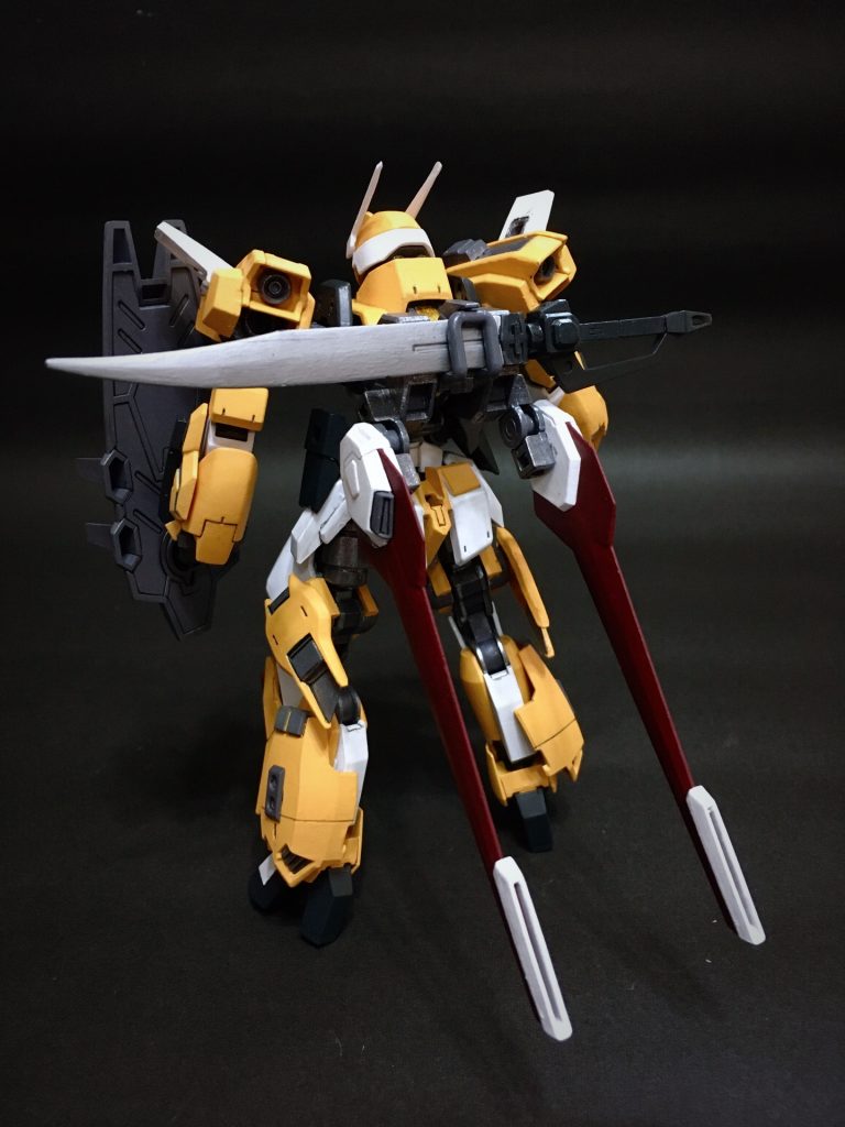 フライトユニットを外した状態。サーベルはマルチラックバックパックにマウントする。フライトユニットがなくとも標準でスラスター兼スタビライザーが装備されており、高い機動性をもつ。