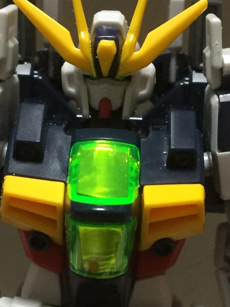 顔のバランス確認。
ダブルエックスの角をデザインナイフで分解して接着してます。