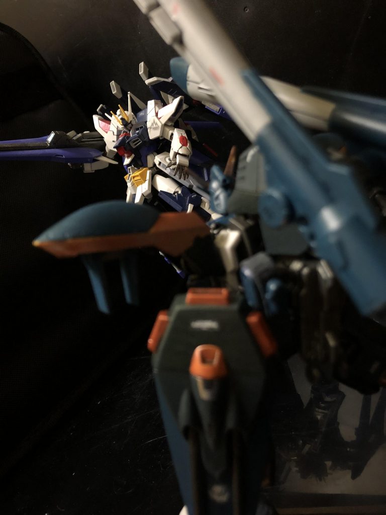 oyz「仕方ない。撤退するぞ。」
キラ「撃ちたくない…撃たせないで！！」
オルガ「オイオイオイ！コッチに来たぞオイ！！」
キラ「撃ちたくないんだ…！」
オルガ「ウソつけーーーーっ！！クソッ、この馬鹿モビルスーツ！！チキショー！」
キラ「分かるけど……君の言うことも分かるけど！　でも、カガリは今泣いているんだ！　こんなことになるのが嫌で、今泣いているんだぞ！　なぜ君はそれが分からない！　なのに、この戦闘も、この犠牲も仕方のないことだって……全てオーブと…カガリのせいだって、そう言って君は撃つのか!?　今カガリが守ろうとしているものを！　なら、僕は…君を討つ！！」
オルガ「イヤ、お前何言っ！！うわぁぁぁっ！」
oyz「オルガ団長ーーーーっ！」