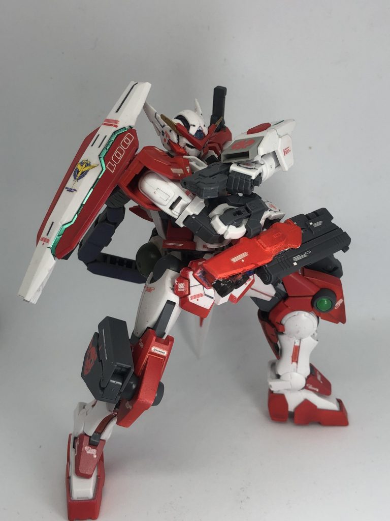 近距離戦闘用武装としてGNビームピストルを採用。
膝に接続されたGNコンデンサーでエネルギーを補充。威力は心許ないが、対PS装甲MS戦などで活躍。