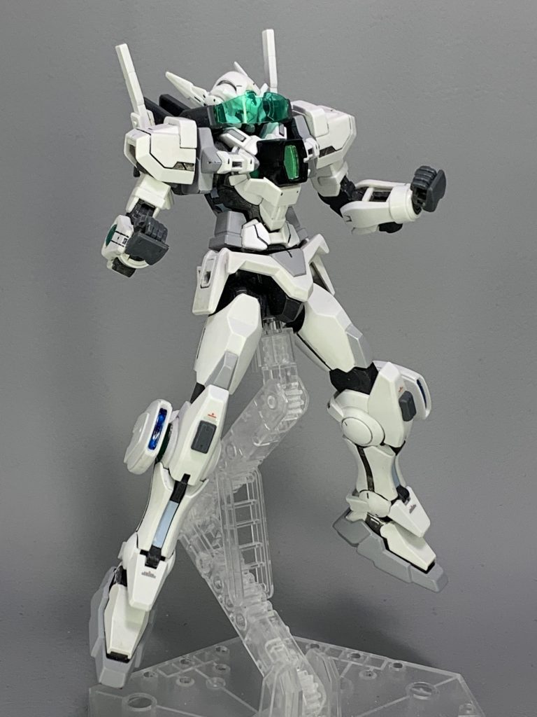 『アストレアB【ハートブレイカー】』
胸部の大型GNコンデンサーと直結した武装『GNチェストバスター』を装備した形態。見た目は小型の武装だが、砲撃時にはGNフィールドで不可視のバレルを形成することで、全ての武装の中でトップクラスの威力の攻撃を可能としている。しかし、その分エネルギー消費量が多く、乱用はできない。特にアストレアBは粒子タンクで動いているため、最大出力で一発撃つと、機体の全粒子が枯渇してしまう。
なお、本機ではフォロスクリーンを使い、この装備の情報収集を行なっている。