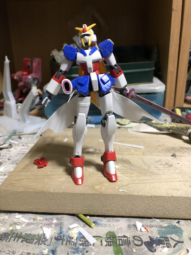 ノーベルをベースにしました。
腰に0.1mmくらいのプラ版でマントを作成してつけました。
ノーベルについてたリボンは外して髪の毛はかなり短くしています。
顔は口をけずっています。
剣はダンバインのプラモデルのバストールから取ってきています