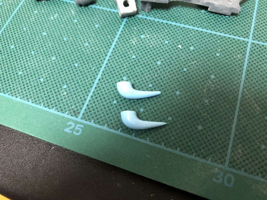 ショルダーアーマーの角はヤスってとんがらせました。