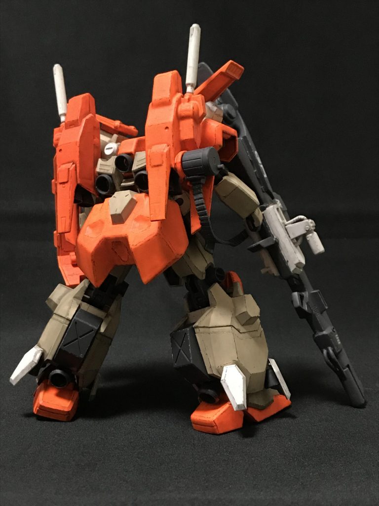 背中もZZのバックパックがついて重量級機体らしくなりました。
ちなみに本体のグスタフ・カール以外のパーツはほとんどが旧キットのFA-ZZのパーツでハイパー・メガ・キャノンの動力ケーブルや後ろの接続部はガンダムFSDの物を使っています。