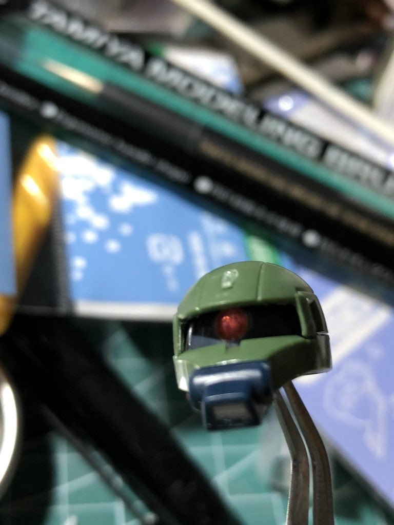 ダクトは周りが厚いので薄くして、中にディティール入りのプラ板を入れています。
また、モノアイレールの支柱も薄く削り込んであります。