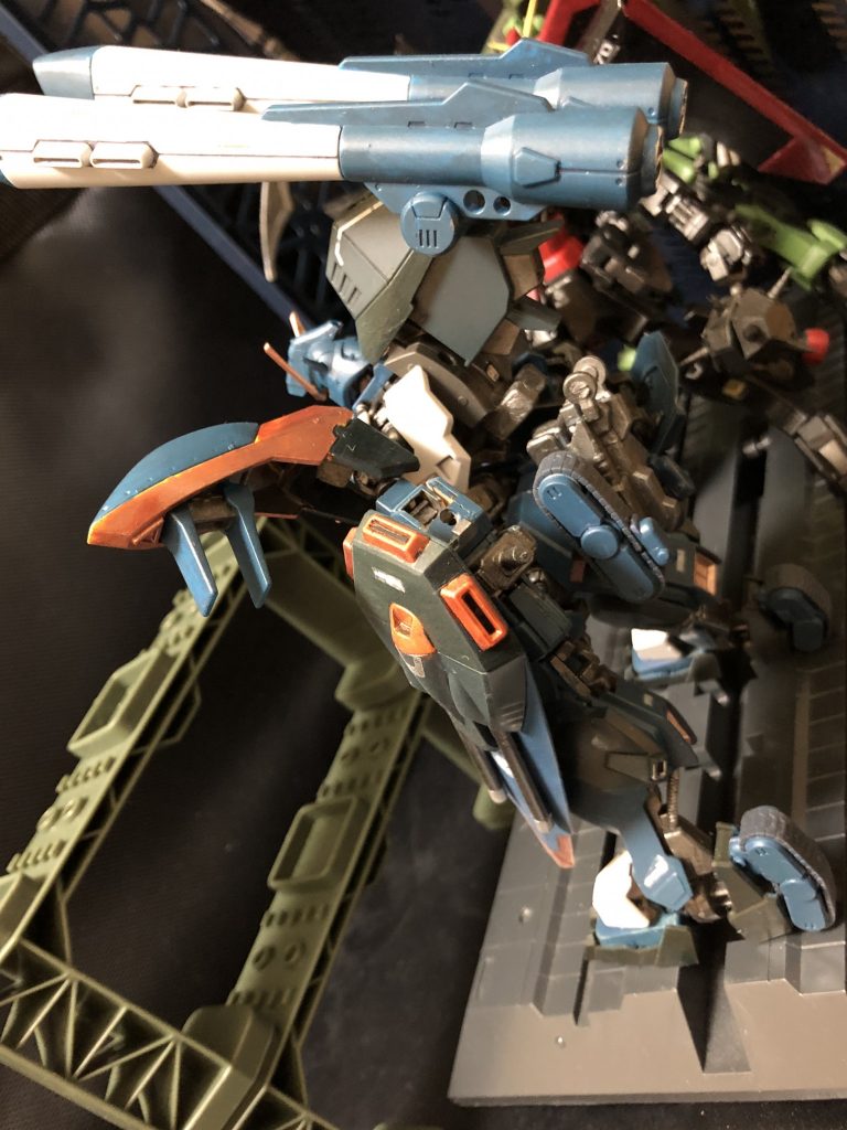 アズラエル「おーいキミ達、そろそろ出番ですよ。前も言いましたが、くれぐれもマスドライバーとモルゲンレーテの工場は壊さないで下さいね。」
oyz「はっ！了解です。今回の作戦だが包囲網の崩れた箇所から侵攻しオーブに強襲、敵部隊を殱滅する。なお、今回も敵機が多く対抗が予想される為、僚機を参戦させる。ファントムペインのカオスガンダム、パイロットのオクレ兄さんだ。」
スティング「スティングだ！！テメエ！ワザとやってやがるな！？」
オルガ「何だオマエ。俺の邪魔はするなよ？」
スティング「こんなヤツと組むのか。やれやれだな…。」
オルガ「あァ？」
oyz「おいおい2人とも、くれぐれも慎ましくな。」
スティング「あー、了解だ。俺達に負けは許されないからな...。」
シャニ「しょうがねぇ、殺されるよりは殺す方がマシってね。」
oyz「おっとそうだ！オルガ！コレを飲んでいけ。」
オルガ「あァ？」
oyz「リポ○タンDだ。」
オルガ「チッ！」
oyz「実は前回オ○ナミンCと間違えちゃってね、フォロワーさんに教えてもらっちゃって。だからシャニが途中で息切れしちゃったんだね〜〜、ハハハハハ。」
オルガ「ふざけんな！笑い事じゃねえよ！！」
oyz「さあいこう！ファイト〜〜っ。」
オルガ「...いっぱーつ....。」
スティング「何してんのオマエら。」
oyz「よーし、準備はいいか。それでは出撃する。いいな？」
スティング「へっ！格の違いを見せてやるぜ！」
オルガ「邪魔すんじゃねーぜ。」