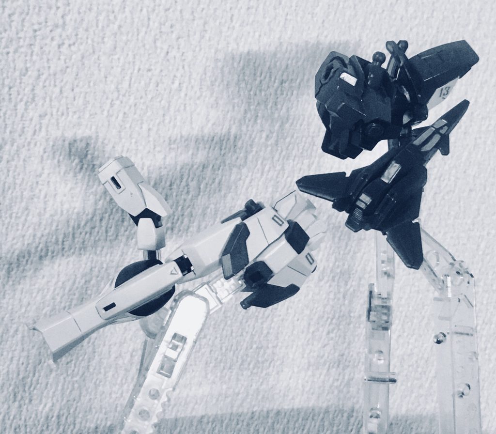 メサイアが陥落し、クライン派による戦闘終結宣言が出され過酷を極めた戦争も幕を閉じた。機体が動かなくなるほど損傷が酷かったが、幸いコアスプレンダーを本体内蔵式にしたことが功を奏し殆どダメージを受けていなかったコアスプレンダー脱出装置の起動に成功し、パイロットは帰りを待つ人の下に向かうのであった。終わりホントはせっかくグレー系の塗料もあるからフェイズシフトダウンしたディアクティブカラーのインパルスも作って撮りたかったんですが、時間と予算の都合でモノクロ画像ですみません(>人<;)