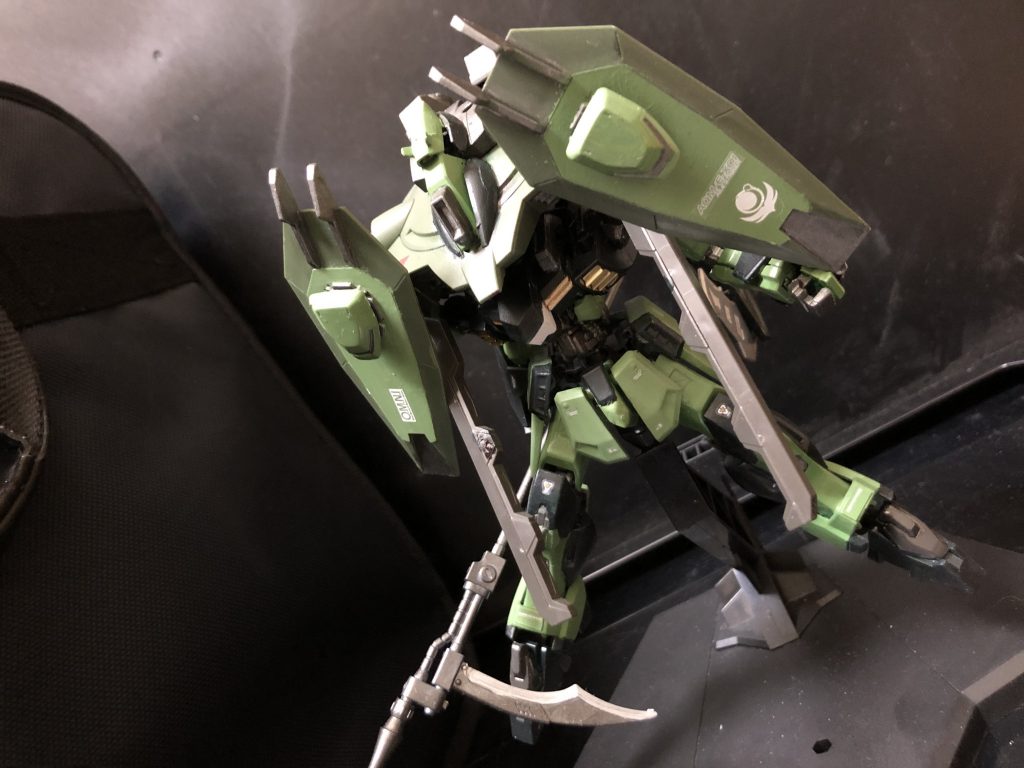 シャニ「ウザい！落ちな！」
oyz「88mmレールガン“エクツァーン”バックパック両側に設置された可動式レールガン。PS装甲を持つ機体には通じないが、通常装甲のMSなら一撃で破壊可能だ。」
シャニ「こいつら弱えじゃん。」