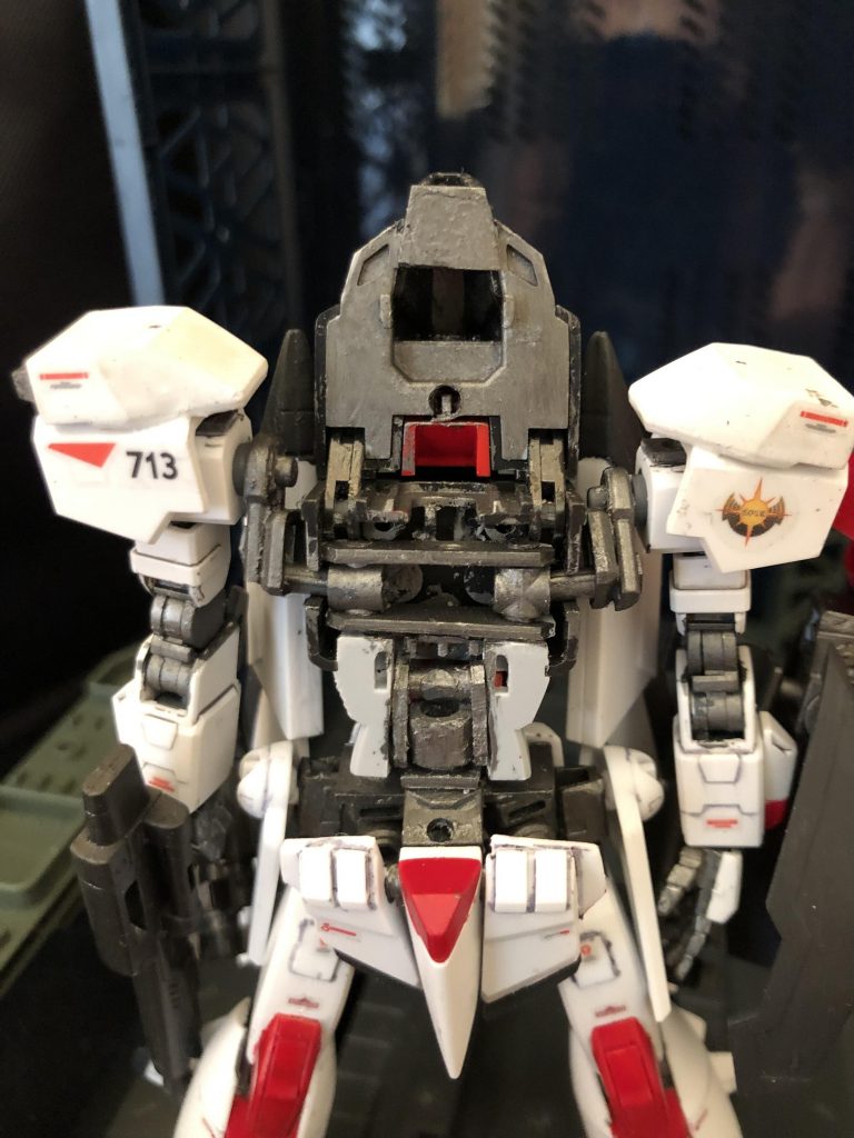 oyz「では、本体内部をみていこう！」
マユラ「あら〜、なんか色々入ってる〜〜！」
oyz「元々のキットではただフタがしてあるだけだったので、随分手を加えたよ。まずは腕の付け根だが、キットのポリキャップの取り付け向きでは、可変出来ないので、Zガンダムの様に腕を体の全面に移動出来る様にした。」
マユラ「Zガンダムってなあに〜？」
oyz「まあ、それは置いといて。それと可変ギミックには正直関係無いんだが、腰部が左右に回転はするが前後に曲がらないので、ポージングが全く決まらなかった。そこで、腹内部に関節を仕込んである。見えないところなんで雑だが、ポージングの幅はだいぶ広がったと思うよ。」
アサギ「色々詰め込んだってワケね〜。」