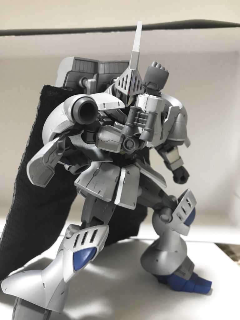 右腕にもバーニアを装備
突きの威力を瞬間的に上げることができ、武装を全て失った際に相手を殴るためにも使われる