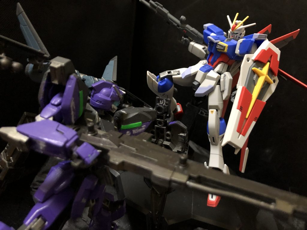 シン「ステラ！そこに居たのか！」
ステラ「イヤ...！」
シン「ステラ？僕だよ、シンだ！僕の事が解らないのか！？」
oyz「もうやめるんだ...、シン。」
シン「なんだよ！アンタ！」
oyz「私はステラの上官にあたるoyz...。いや、今はネオと名乗っておこう。シン、もうやめるんだ。」
シン「隊長機！？こいつを落とせば····！」
oyz「話し合いをするつもりは無い様だな。いいだろう。相手になろう。」
ステラ「ネオ...！...守る...！」
oyz「ステラ、大丈夫だ。そこで見ているんだ。」
ステラ「...わかった...。」