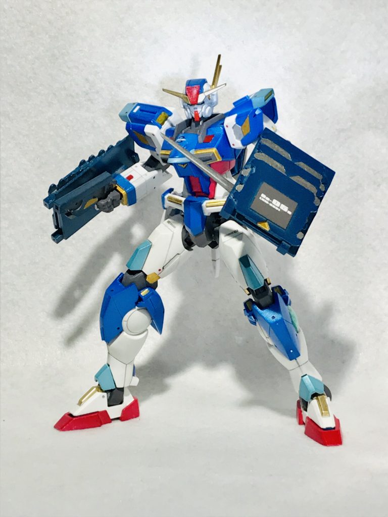 2枚合わせて大きな1枚のシールドにする他、分離させ両腕に1枚ずつ装備する事もできる。
ウェポンラックも兼ねられており、BCハンドガンとコンバットナイフを装着可能。
*BCハンドガン*
ライフルやマグナムに比べて威力は劣るものの、連射、速射性能が高く、取り回しもよく扱いやすい。
*コンバットナイフ*
取り回しの良いナイフ。装甲の隙間や関節部分を狙う事で効果的なダメージが期待できる。投擲武器としても使用される。