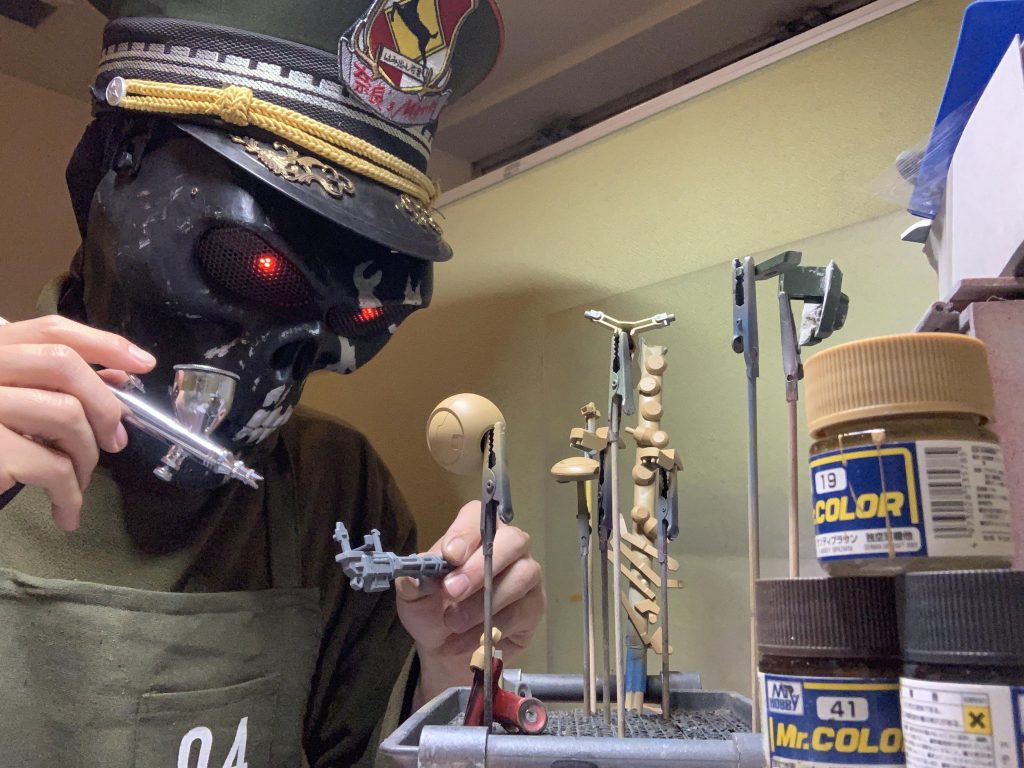 製作中の様子④

大阪は堺筋本町にあります製作ブース「One-step」さんにて。
クレオスのMr.colourが使いたい放題なので、それらを使って塗装しております。