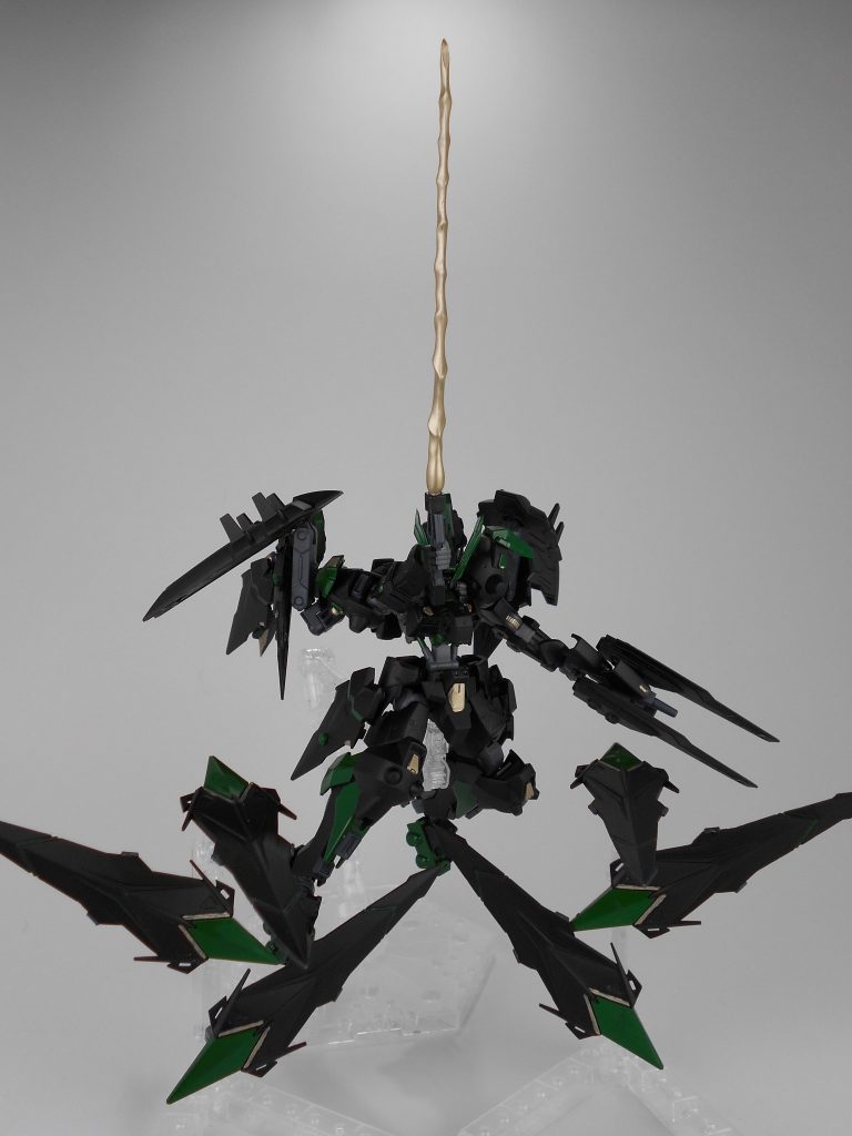 ブレイドライフルドラグーン・「ジニーヴェ」、ブレイドシールドドラグーン・「オウシンヴェ」、分離状態。オウシンヴェはライフル機能がない代わりにエネルギータンクを増加していて、ジニーヴェと同じくブレイドで攻撃も出来ます。
オウシンヴェはロシア語で「秋風」の短縮した造語です。