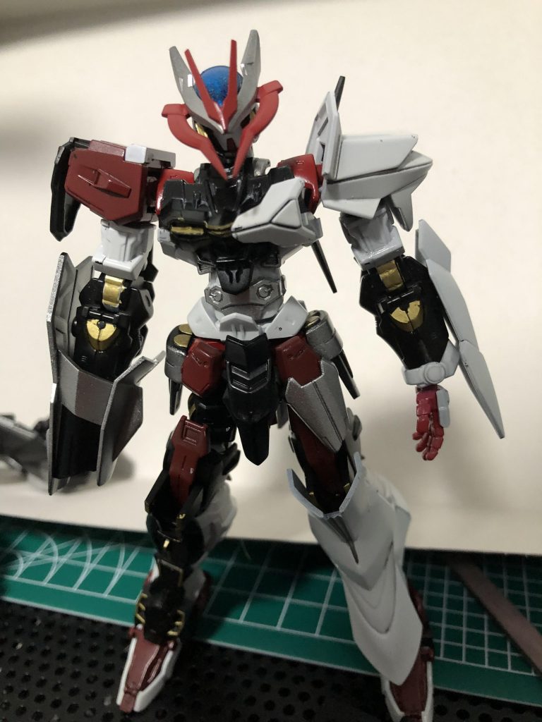 配色はレッド、ワインレッド、ブラックホワイト、シルバーです