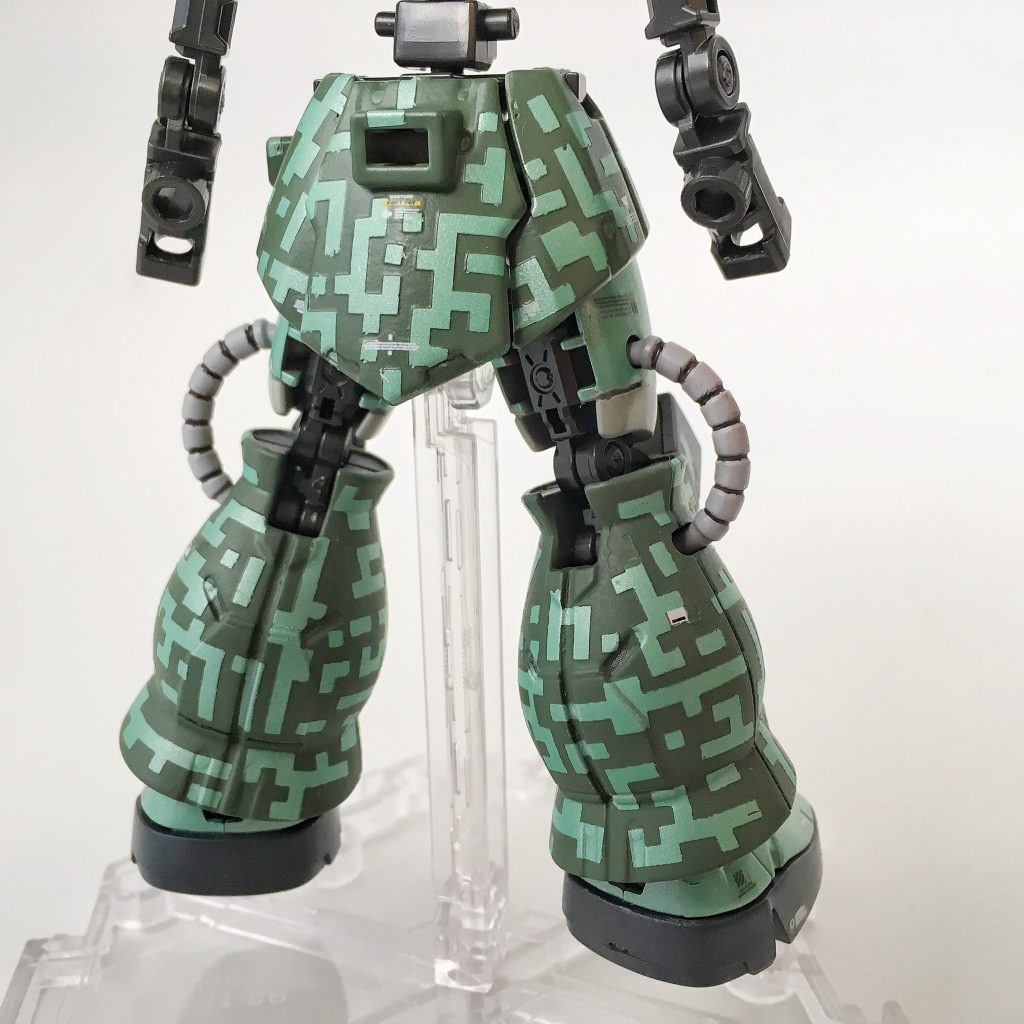ドット迷彩完了後の腰アーマー・脚部。ここだけ見るとうるさい感じですが、選択と集中でバランス取り。