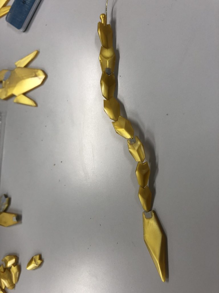 エッチングソーで切り離したのち欠けている部分をエポパテで成形しています