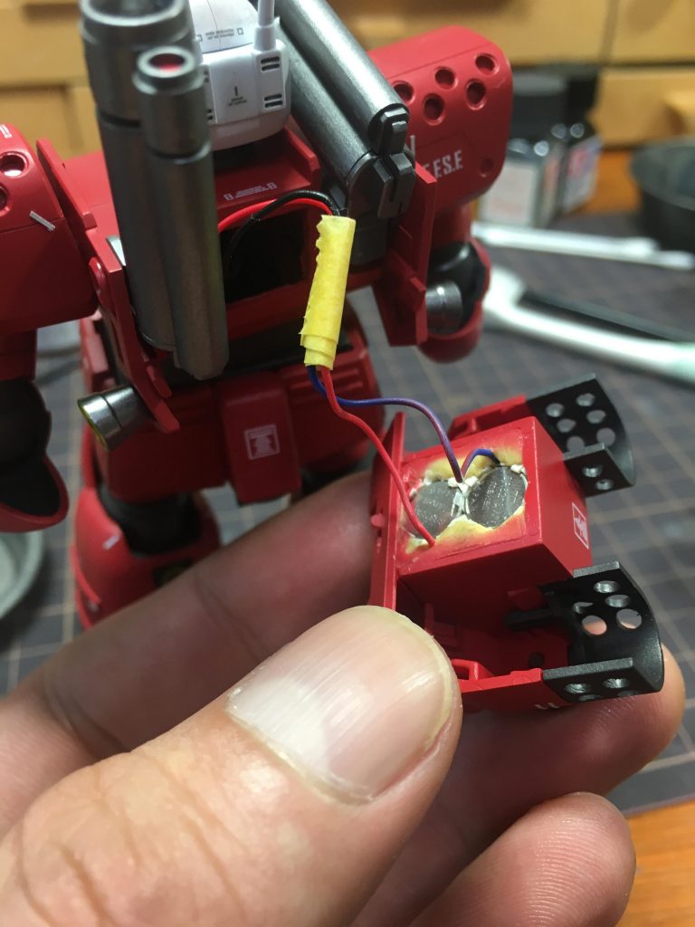 電池交換を考えて配線を長めにとってあります。