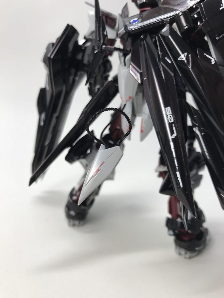 元々左腕にあった装甲は背中に移植し、ルプスレクスの尻尾をイメージした装備になります。