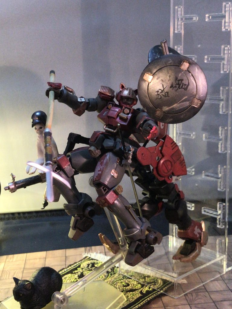 いざ駆け抜ける時!
腰後部についた追加脚部を展開することで騎兵モードへと変形出来ます。
十字槍を利用した機動戦術が可能になります。