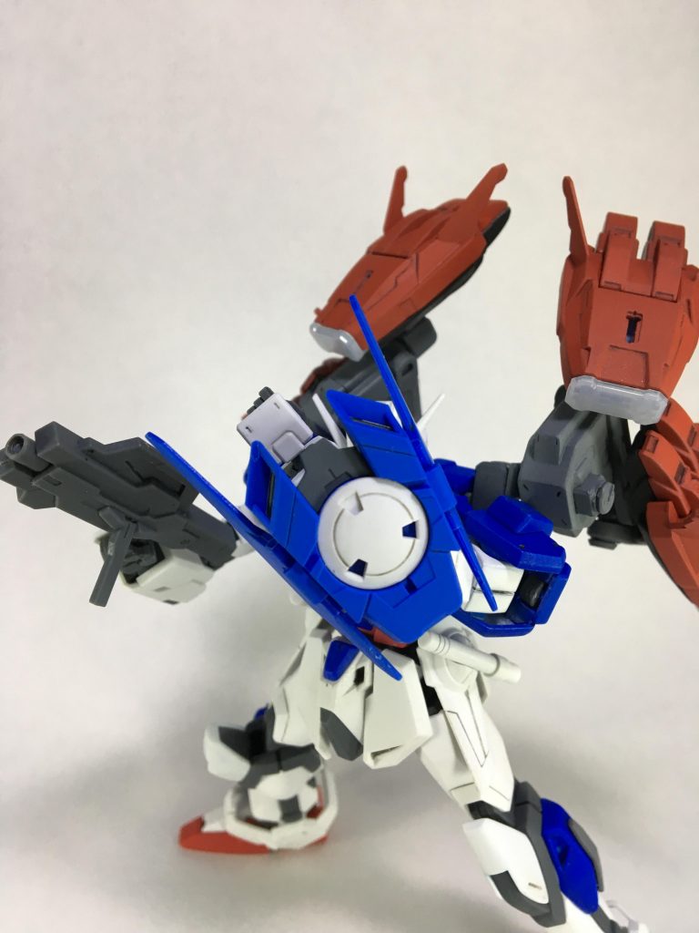 シールドは、そのものの防御力ではなく、
コンデンサから直接GNフィールドを展開します。
ご覧の通りオーダイバーのアレです。